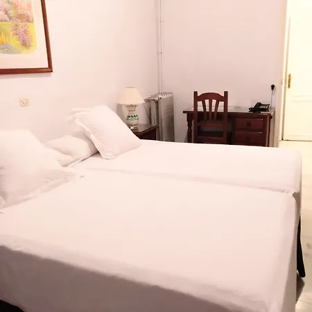 Simon Hotel *