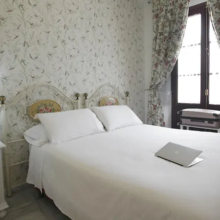Basic Puerta De Hotel Sevilla