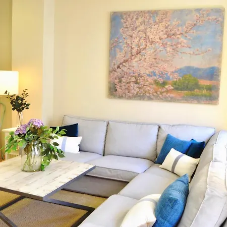 Homeyseville-penthouse Cathedral Tomas De Ibarra St 6 Pax, Parking Optional Apartment