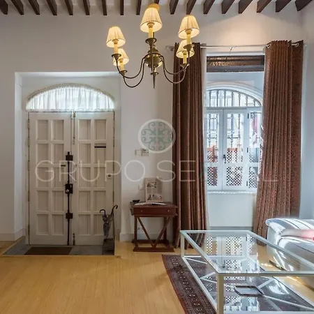 Ad10 Full House Near Cathedral By Antonia Diaz Street * Seville