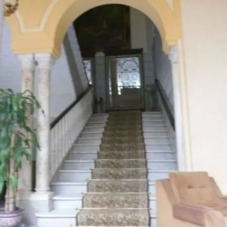 Simon Hotel *