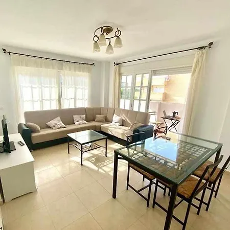 Apartment Centric And Spacious Flat With Free Car Park