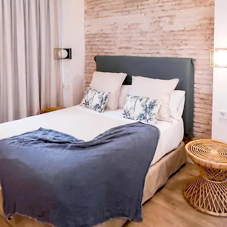 Otel The Honest & *