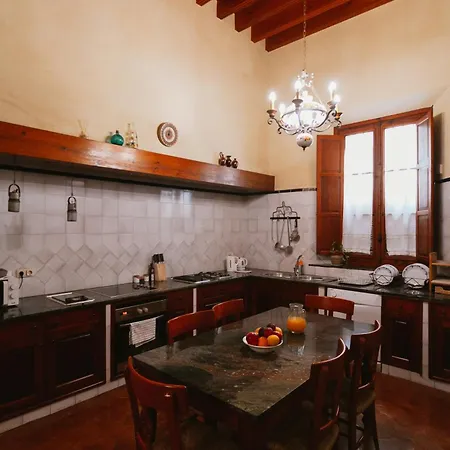 Komodo Casa Maravillas * Seville