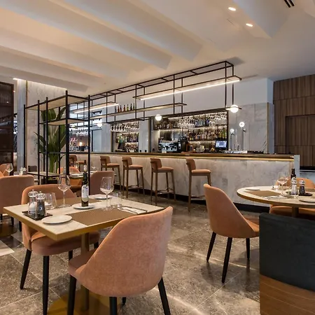 Otel Giralda Center 4*