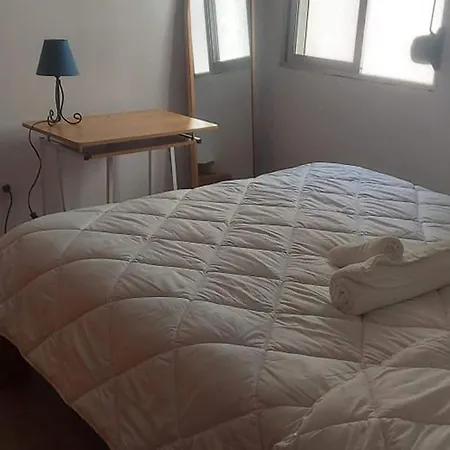 Cosy With Shared Balcony