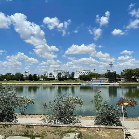 Centric And Spacious Flat With Free Car Park Sevilha