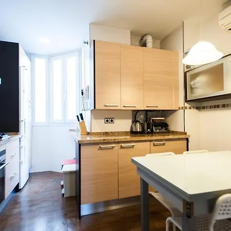 Amplio Piso En Nervion, Excelente Zona De La Ciudad. Apartment *