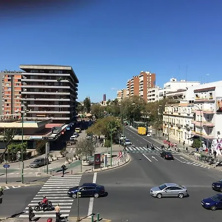 Amplio Piso En Nervion, Excelente Zona De La Ciudad. Seville