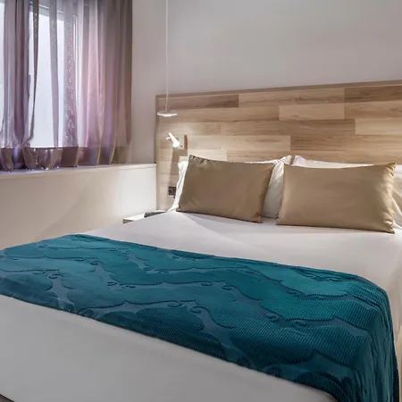 Отель Catalonia Santa Justa 4*
