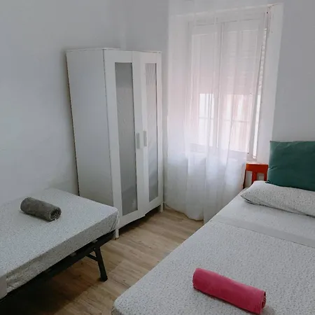 8 Mins Walk To Train Station Cost Youth * Sevilla