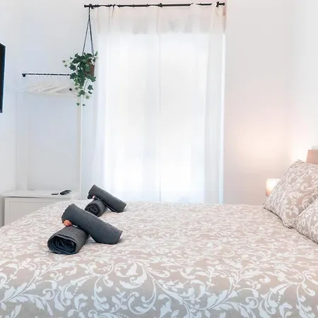 Downtown 3 Bedrooms, 1 Bathroom, Wifi *