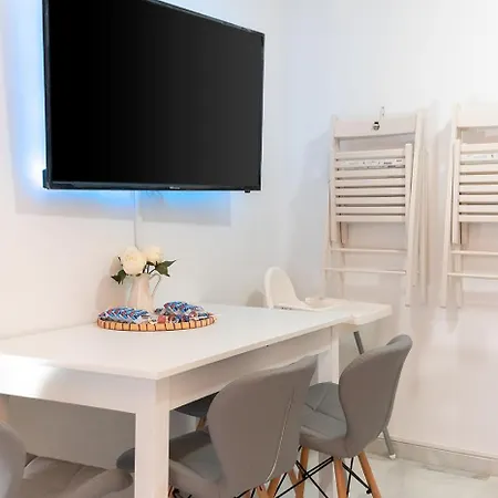 Downtown 3 Bedrooms, 1 Bathroom, Wifi Apartment