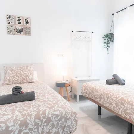 Downtown 3 Bedrooms, 1 Bathroom, Wifi Apartment *