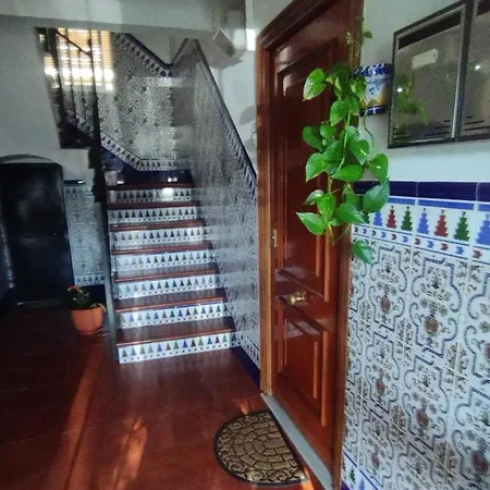 1 Y Salon Con Sofa Cama Bien Comunicado Con El Centro Sevilla