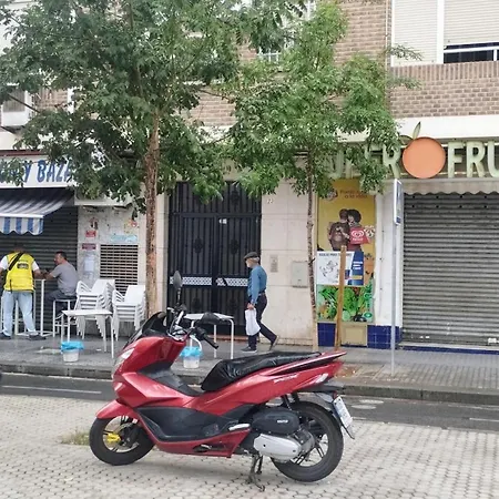 1 Y Salon Con Sofa Cama Bien Comunicado Con El Centro Sevilla
