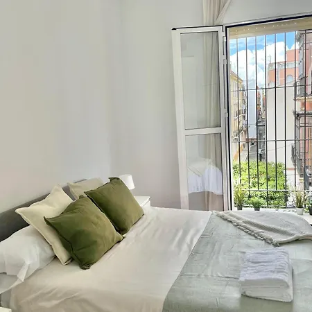 Apartamento Enorme Y Luminoso 13 Personas Con Balcones En El Corazon De