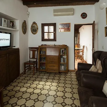 Holi-rent Historic House Next To The Alcazar Apartment