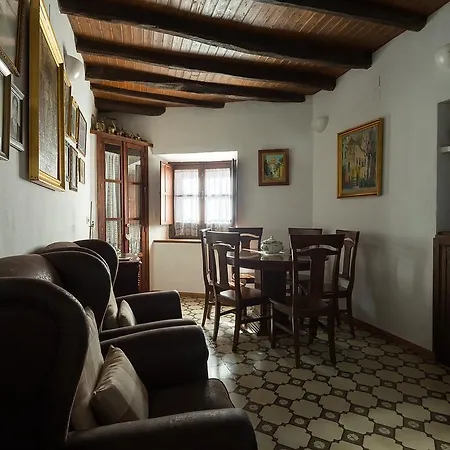 Holi-rent Historic House Next To The Alcazar Apartment