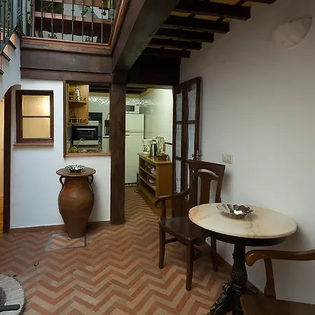 Holi-rent Historic House Next To The Alcazar *