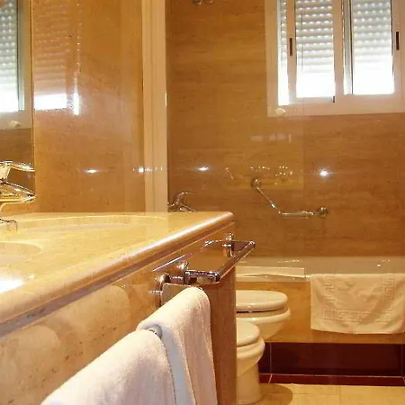 Reyes Catolicos Hotel