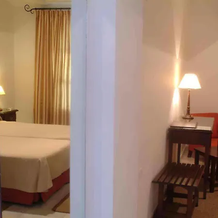 Simon Hotel *