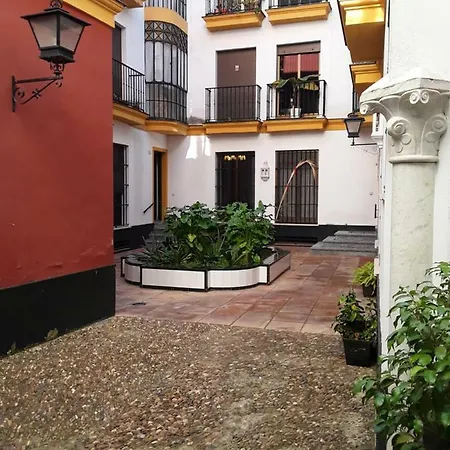 Junto A Casa Pilatos * Séville