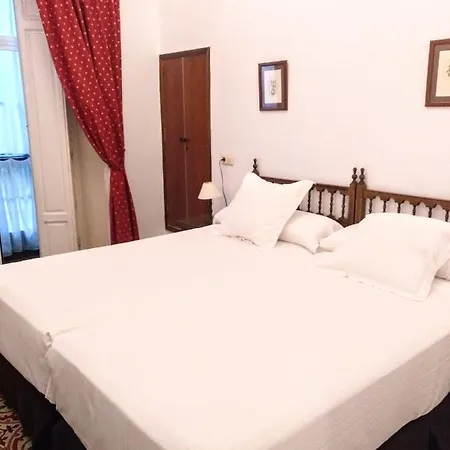 Simon Hotel *