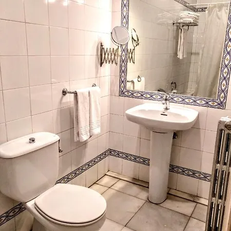 Simon Hotel *
