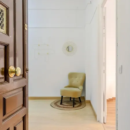Avanti La Campana, Con Un Balcon Que Te Enamorara Del Ambiente De Seville