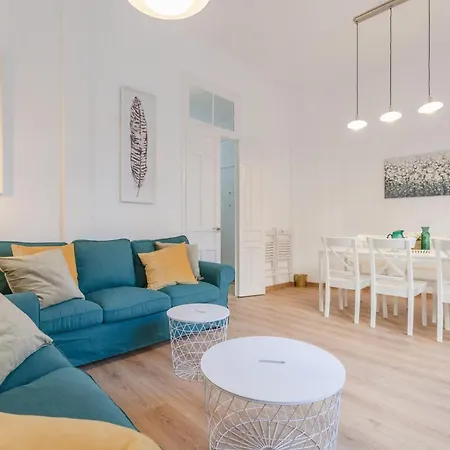 Avanti La Campana, Con Un Balcon Que Te Enamorara Del Ambiente De Seville