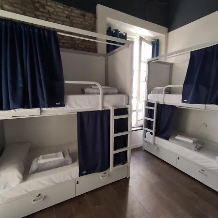 Black Swan Hostel Sevilla