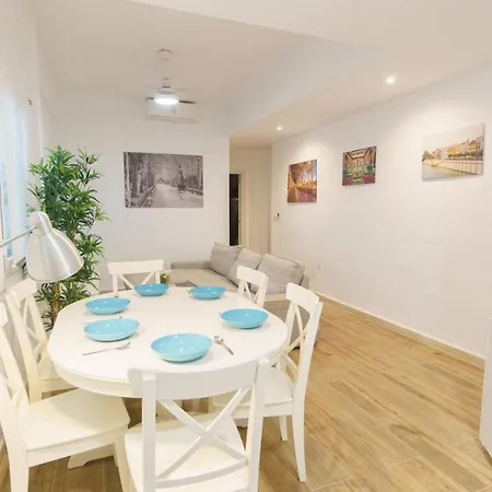 Апартаменты Rentalsevilla Espacioso Y Acogegor Apartamento De 3 *
