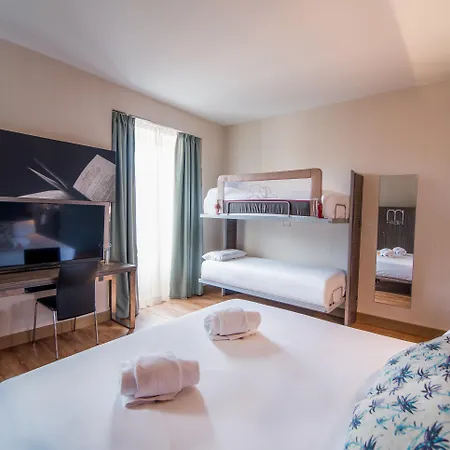 Petit Palace Santa Cruz Hotel 4*