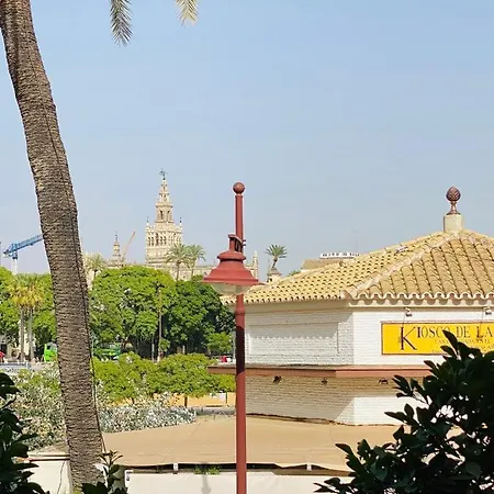 Betis A La Orilla Del Guadalquivir & Vistas A La Giralda *
