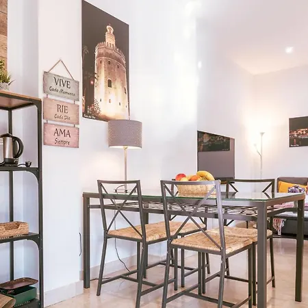Con Encanto En Patio Sevillano