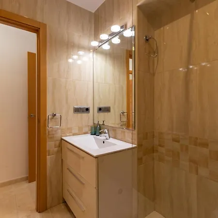 Charming 3 Bedroom At Triana Center By Oui Apartment