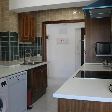 Roch2 - Modern Near Metro Apartment *