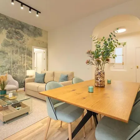 Juan De La Encina Apartment *