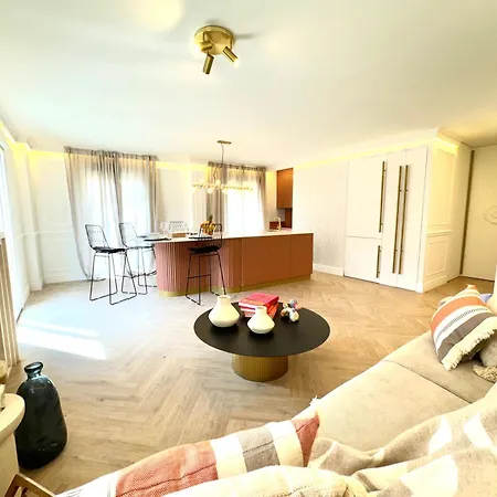 Luxury Cathedral Views In Apartment *