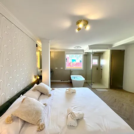 Luxury Cathedral Views In *