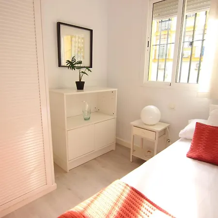 Rentalsevilla Espacioso Apartamento En La Alameda De Hercules Con Parking * Seville