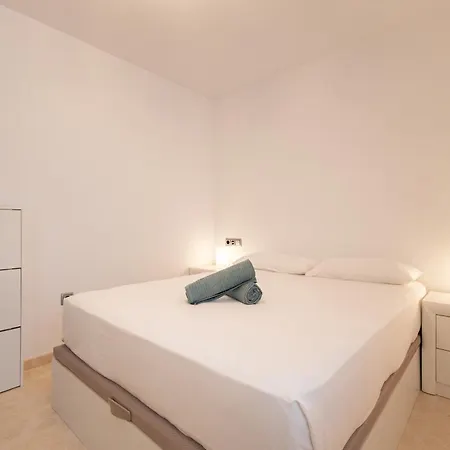 Apartment Charming 3 Bedroom At Triana Center By Oui *