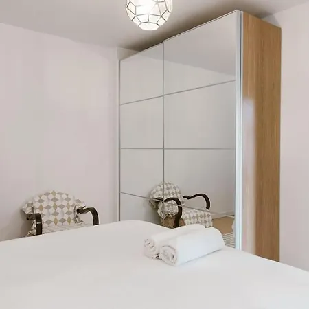 Apartment Cozy But Modern 2 Bed/bath Perfect For Families *