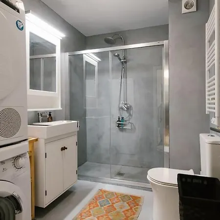 Cozy But Modern 2 Bed/bath Perfect For Families Apartment