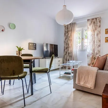 Piso Con Patio Privado Y Parking Nervion Apartment *