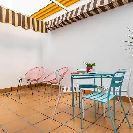 Piso Con Patio Privado Y Parking Nervion Apartment *