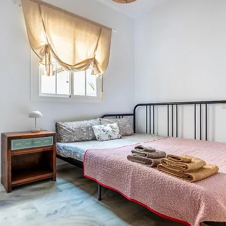 Piso Con Patio Privado Y Parking Nervion Apartment *