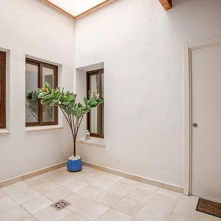 Beautiful Ground Floor Duplex In The Heart Of Apartment