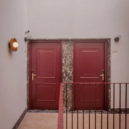 Lirium Casa Patio Seville